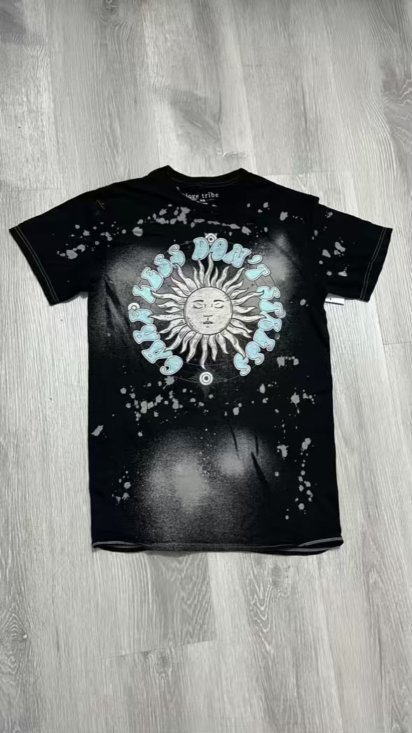 Camiseta negra con sol