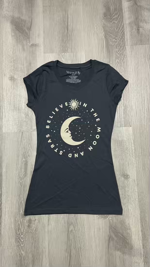 Camiseta diseño luna y estrellas