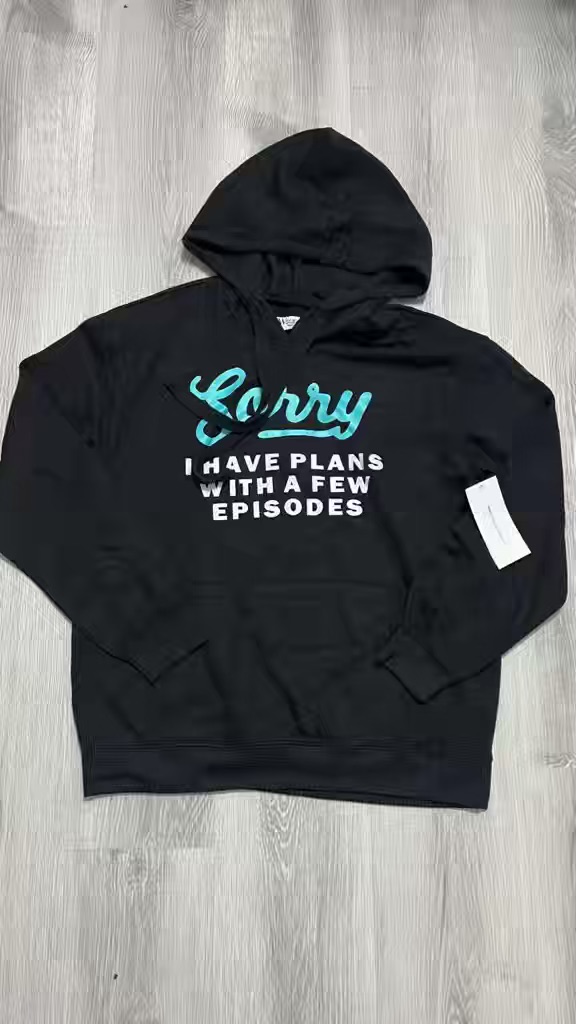 Abrigo con hoodie y mensaje