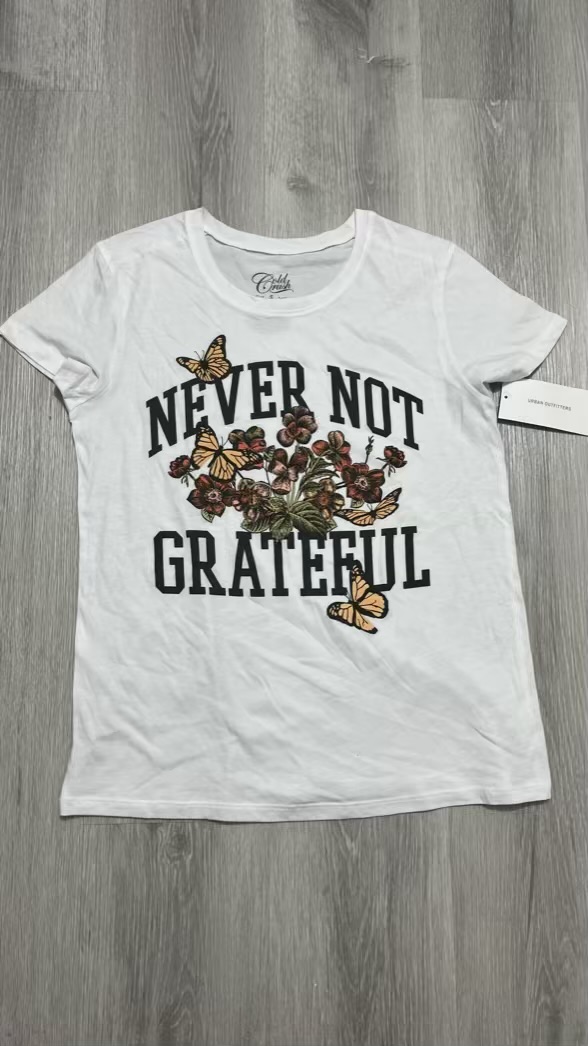 Camiseta mariposas y mensaje