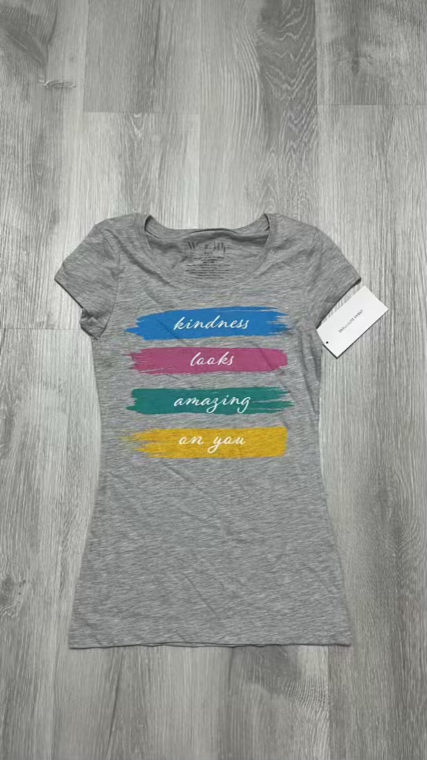 Blusa gris con mensaje