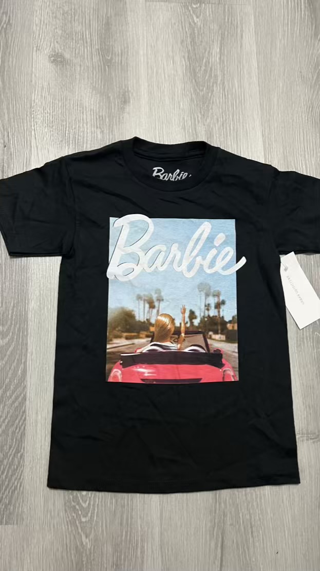 Camiseta Barbie en el carro