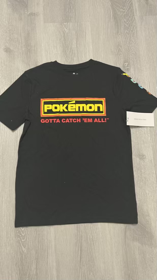 Camiseta Pokémon negra