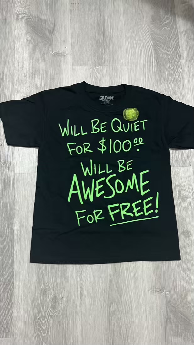Camiseta con mensaje en letras que brillan