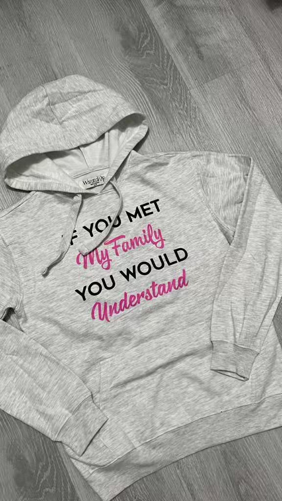 Abrigo con hoodie gris y mensaje