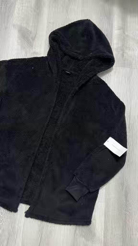 Abrigo abierto con hoodie negro
